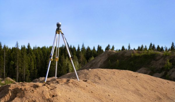 Piquetage des axes et limites sur chantier de construction